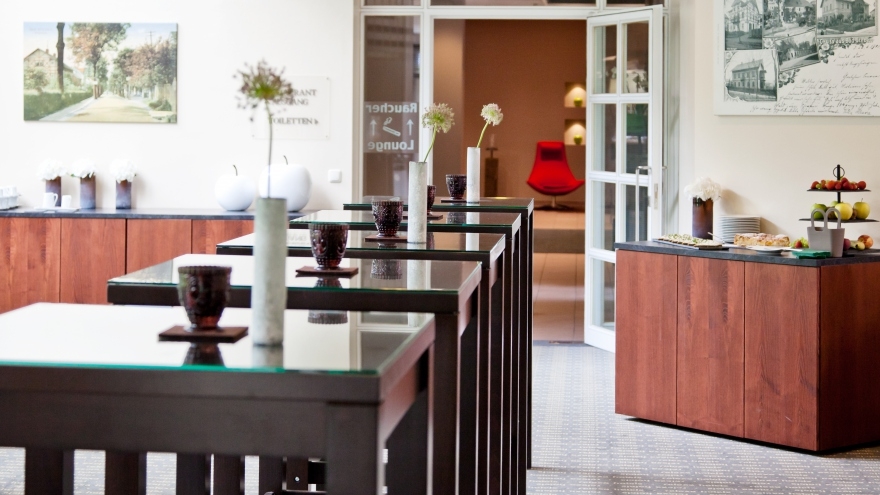 Stehtische im Tagungsbereich vom relexa hotel Bad Steben im Frankenwald Stehtische im Tagungsbereich vom relexa hotel Bad Steben im Frankenwald